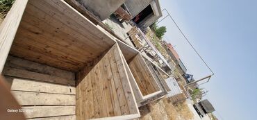 Digər ev dekoru: Dekorativ taxta ev maketi. Evin üzərində pəncərələr, qapı və kiçik bir