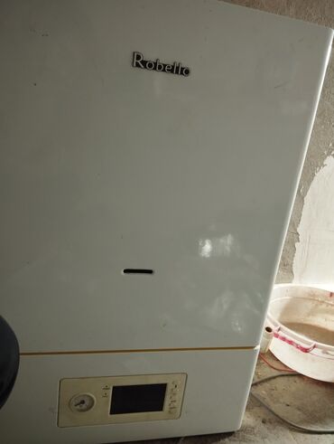 Su qızdırıcı kranlar: Robello markalı ağ rəngli divara quraşdırılan su qızdırıcısı. Cihazın
