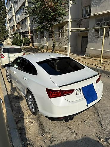 Chevrolet Malibu – ağ rəngli, sedan kuzov. Xüsusiyyətlər: -