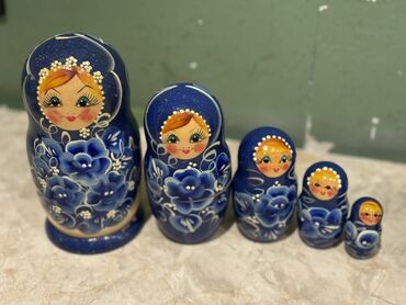 Qida məhsulları: Mavi naxışlı matrioşka dəsti - 5 ədəd iç-içə yerləşən taxta kukla -