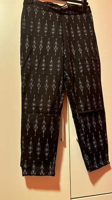 springfield pantalone zenske: Pantalone, 7/8, tanji materijal, crne sa belo- sivim detaljima, pojas — 2