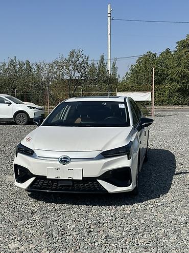 GAC: GAC Aion S Plus — стильный электроседан белого цвета. Кузов и — 1