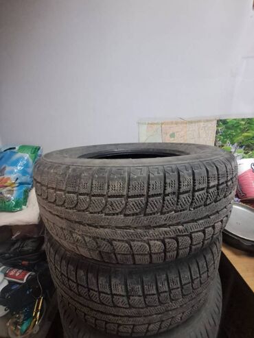 шины шипованные бу: Продаю шины Зима цешка 235/65/16. Пара 5000 тыс. сом. Торг уместен