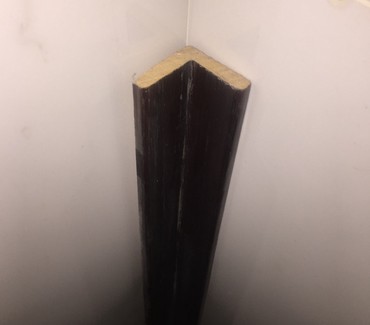 ugolok 63: Уголок деревянный внутренний б/у, размер 3.5 см х 3.5 см, толщина