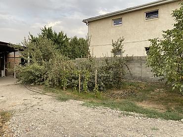 Дома: Просторный кирпичный дом с большим крытым двором и несколькими — 8