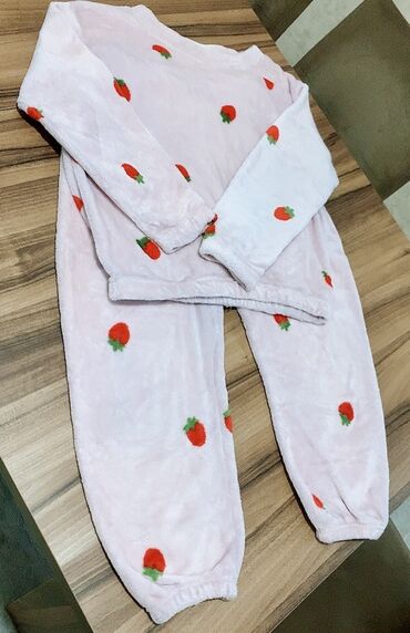 uşaq üçün slip pijama: Ipek yumuşaq ev geyimi 6 azn💜😍
M-L razmer
