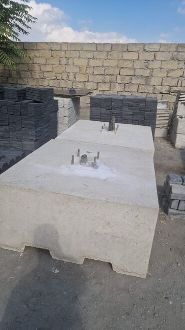 Beton bloklar: Bu beton blok tikinti sahəsində dayaq kimi istifadə olunan, möhkəm və — 10