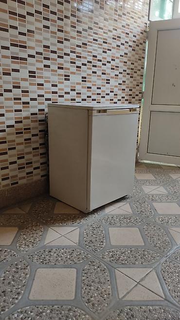 mini vitrin soyuducu: Kompakt bir kameralı mini soyuducu - Aşağı ölçülü, tək qapılı model — 3