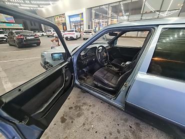 mühərrik yastığı: Mercedes-Benz E-Class W124 sedan - Kuzov: 4 qapılı sedan, açıq mavi — 6