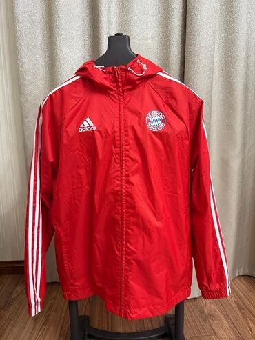 Куртки: Красная куртка Adidas ФК «Бавария Мюнхен» с капюшоном. Куртка