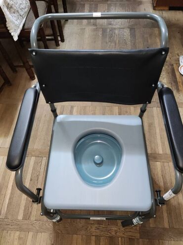 Invalidska kolica: Toaletna stolica tapacirana, nova, nekorišćena. Lično preuzimanje na