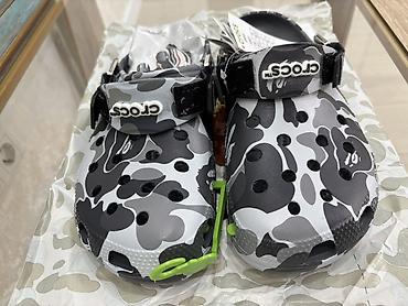 jibbitz: Crocs Classic в камуфляжном принте (серо‑чёрная расцветка). - Модель — 3