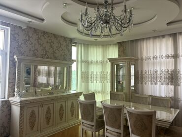 mermer tozu: Qonaq otağı üçün, Açılmayan, Dördbucaq masa, 8 stul