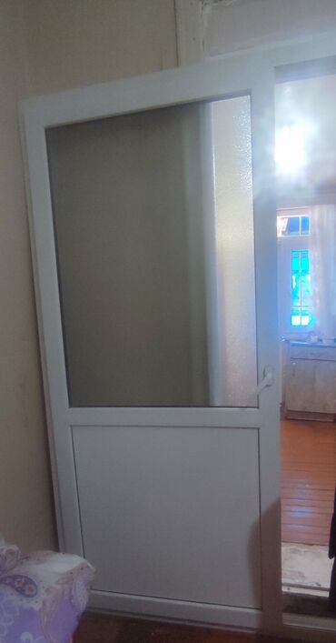 Çəngəllər: Ağ rəngli PVC materialdan hazırlanmış, yarımşəffaf şüşə panelləri olan