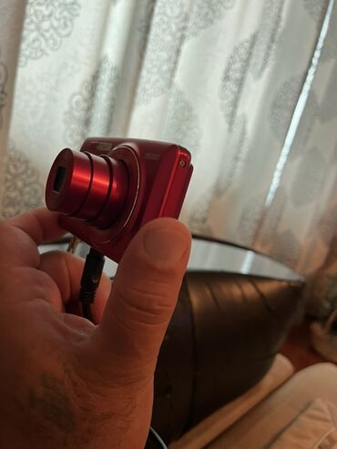 Toyota: Fujifilm kompakt fotoaparat – qırmızı rəng - 16 MP yazısı olan model