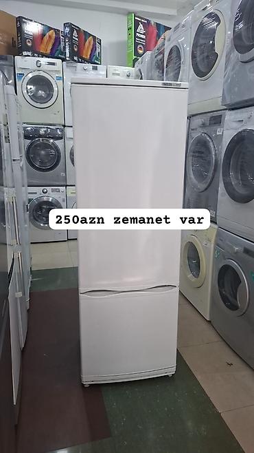 Ağ rəngli iki qapılı soyuducu (alt qapı dondurucu bölmə). Kompakt