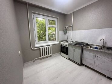 срочно продаётся 1 комнатная квартира в районе ошского рынка по улице кенсуйская: 1 бөлмө, 37 кв. м, 104-серия, 1 кабат, Евроремонт