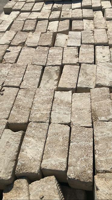 Digər tikinti daşları: Kubi̇k daş ( mi̇şar daşi ) standart eyni ölcüdə (39sm×19sm×16sm) orta — 26