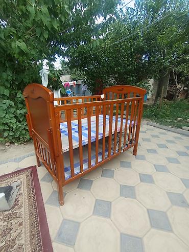 bunk bed: Детская деревянная кроватка с продольными реечными бортиками — 3