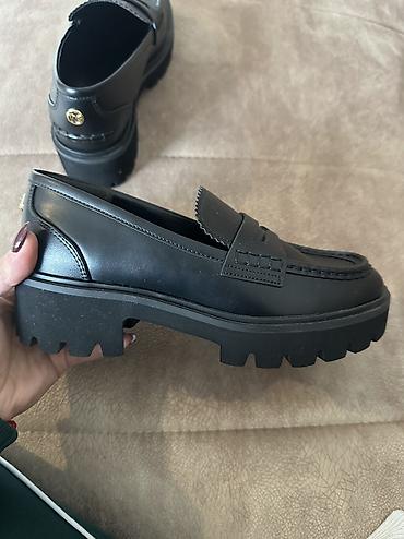 la scarpa obuca: 🖤 Michael Kors mokasine Elegantne crne mokasine sa debljim đonom i — 1