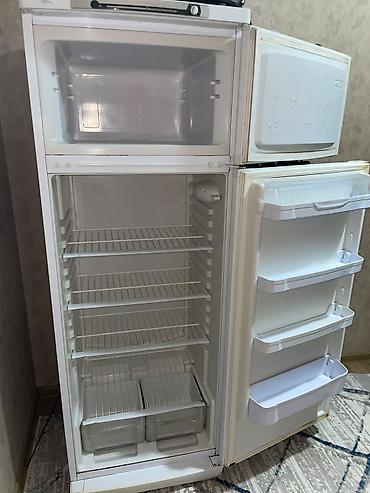 ми 10 с: Холодильник Indesit, двухкамерный, белого цвета — 1