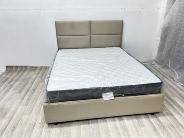 2 х спальная кровать: Мягкая двуспальная кровать с прямоугольным изголовьем, разделенным на