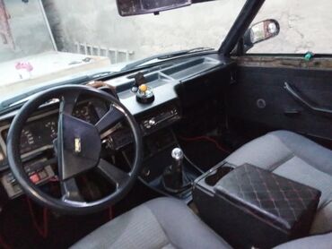 Tofas: Model: Tofas Şahin/Doğan tipli sedan (4 qapı) Rəng: Gümüşü Yanacaq — 10