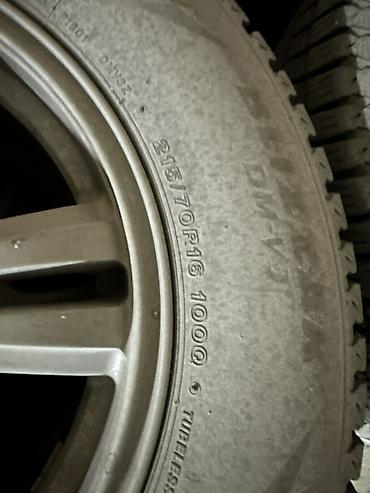 r16 85: Комплект зимних шин Bridgestone с дисками - Размер: 215/70 R16 - — 2
