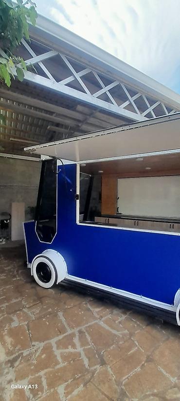 maşın ucun qoşqu: Səyyar ticarət/kafe qoşqusu – mavi korpuslu, geniş servis pəncərəsi və — 2