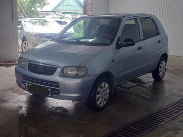 маленькая машина: Хэтчбек Suzuki Alto, выполненный в светло-голубом цвете, представляет