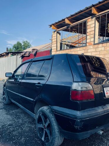 Volkswagen Golf III в кузове хэтчбек. Автомобиль черного цвета с
