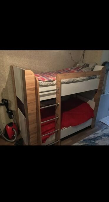 dosekler: İki mərtəbəli çarpayı - Material: ağ rəngli MDF/laminat hissələr və