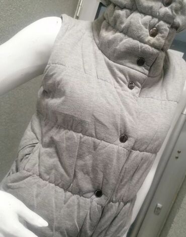 Prsluci: Ženska pufna prsluk-jakna bez rukava, siva. - Kroj: kraći, blago — 9