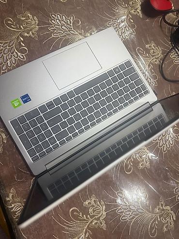 mini notebook: HP noutbuk satılır. Korpus gümüşü rəngdədir, zərif və müasir dizayna — 6