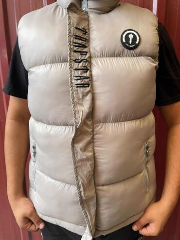 Prsluci: Puf prsluci sa kapuljačom – različiti modeli i brendirani dizajn. - — 2