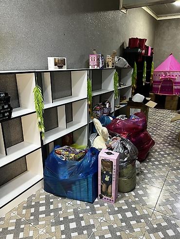 vitrin dukkan: Hədiyyə və aksessuar mağazası üçün komplekt vitrin rəfləri və mal — 1