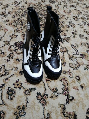 продаю связи с переездом: Ботинки, 38, Fashion, Новый, цвет - Черный, Самовывоз