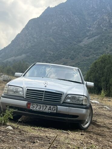 колпак на ауди: Автомобиль Mercedes-Benz C-класса W202 в серебристом цвете, оснащенный