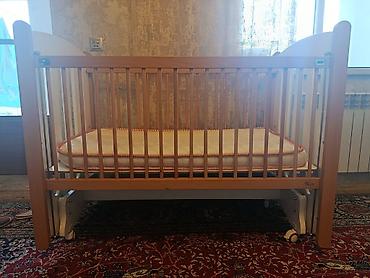 Beşiklər: Uşaq beşiyi – taxta korpuslu, iki rəngli dizayn (təbii ağac və ağ) — 1