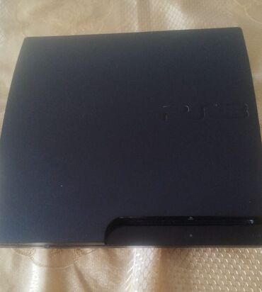 ok google сколько стоит playstation 3: Qara rəngdə olan PlayStation 3 oyun konsolu. Evdə və ya ofisdə əyləncə