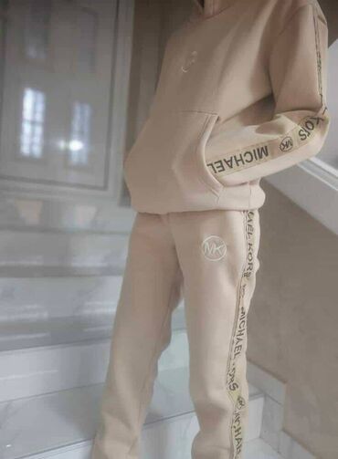 Gornji i donji deo: Ženske Futrovane trenerke 
S-xxl
4.700 din na lalafo.rs — 6 Gornji i donji deo: Ženske Futrovane trenerke 
S-xxl
4.700 din — 6