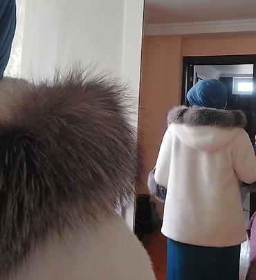 oversize kurtka: Qadın qısa üst geyimi – kapüşonlu şinşilla effektli tük detallı - — 2