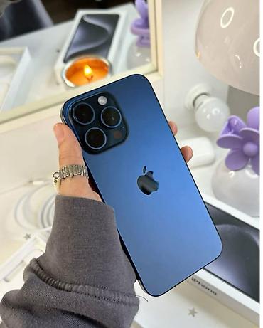 IPhone (серия Pro), цвет синий - Корпус с матовым стеклом и плоскими