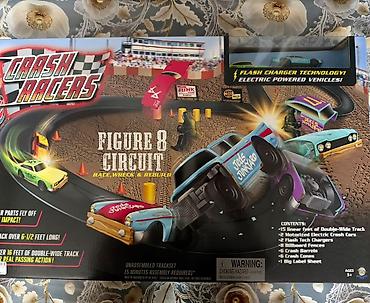 3000 elementli pazllar: Crash Racers – Figure 8 Circuit + Hot Wheels “Pouncing Spider” trek — 2