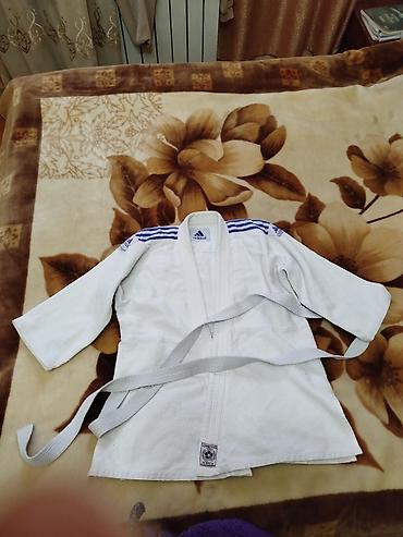 IJF tərəfindən təsdiqlənmiş Adidas cüdo geyimi. Bu ağ rəngli cüdo