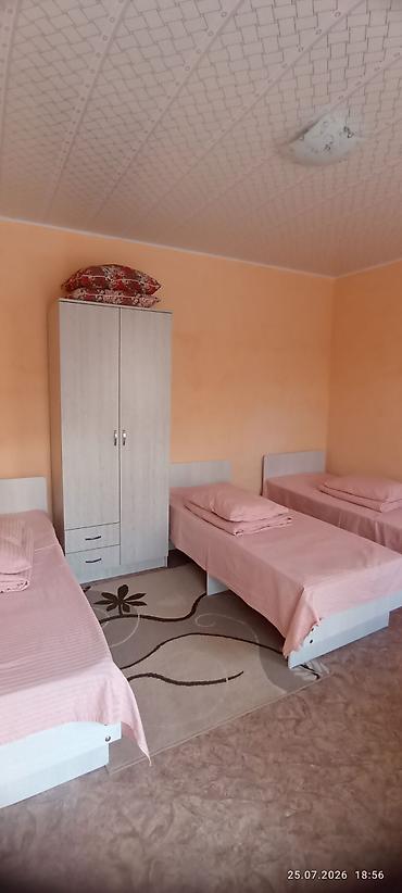 Номера от двух до 4х персон. В каждом номере есть душ, туалет — 3