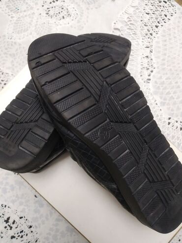 Uşaq ayaqqabıları: Makasinlər qara rəngdə .Hər biri 9man.32,31və27 razmerlər — 4