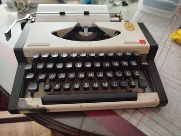 Stari uređaji: Olympia mehanička pisaća mašina sa koferom Nepoznato stanje. Mora — 8