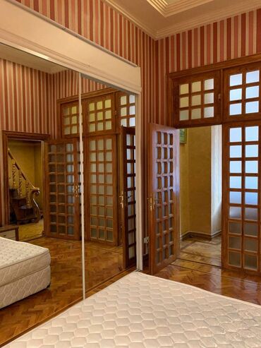 Köhnə tikili: 4 otaqli menzil m. Iceri Sheher.DUPLEX Mənzilin yerləşdiyi bina — 17