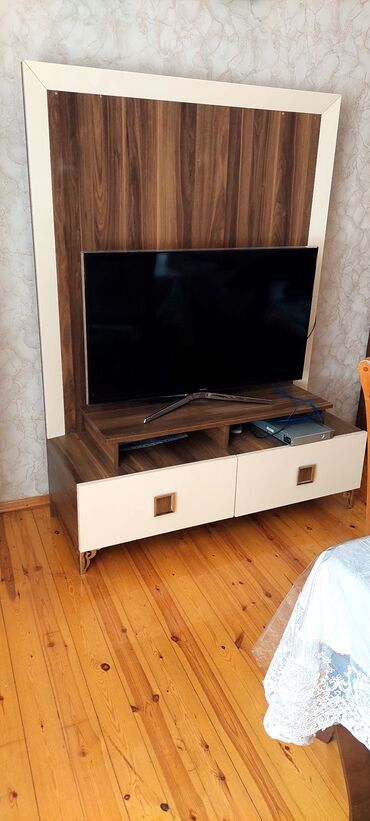 TV altlığı, Kredit yoxdur